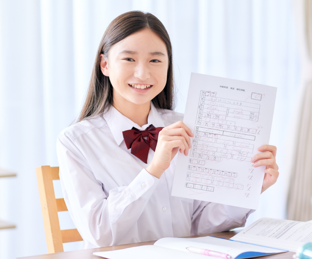 自宅でPCに向かうオンライン受講中の女性